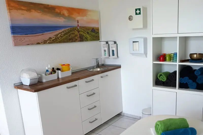 Behandlungsraum mit Schrankwand und Nordsee-Bild