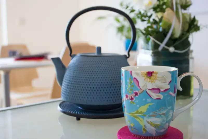 Teekanne und Tasse auf dem Tisch in der Praxis